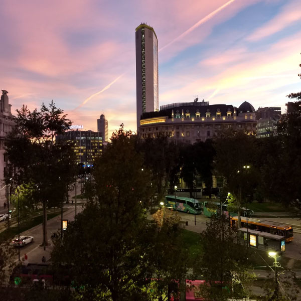 Foto della Stazione Centrale di Milano al tramonto