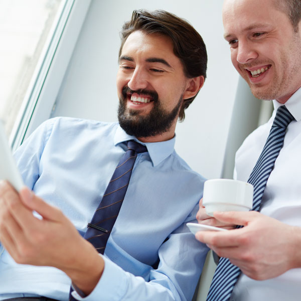 Foto di una collaborazione vincente grazie al coworking di uffici