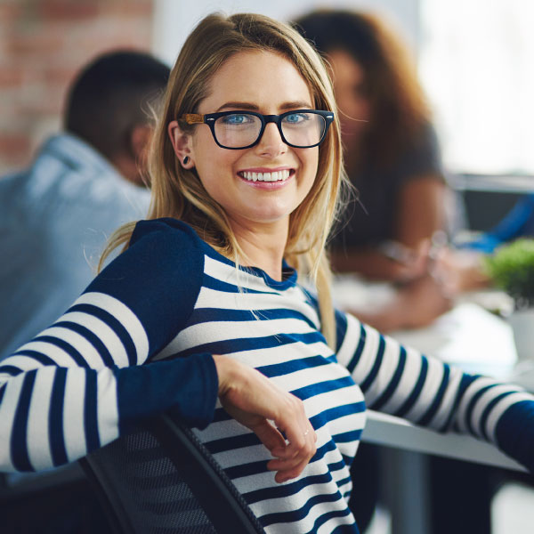 Foto di ragazza che lavora in coworking a Milano Stazione Centrale