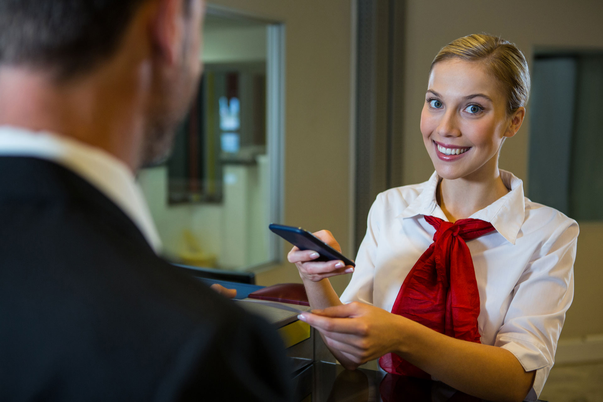 Foto di receptionist che consegna la posta a personale autorizzato a ricevere un servizio di domicliazione postale