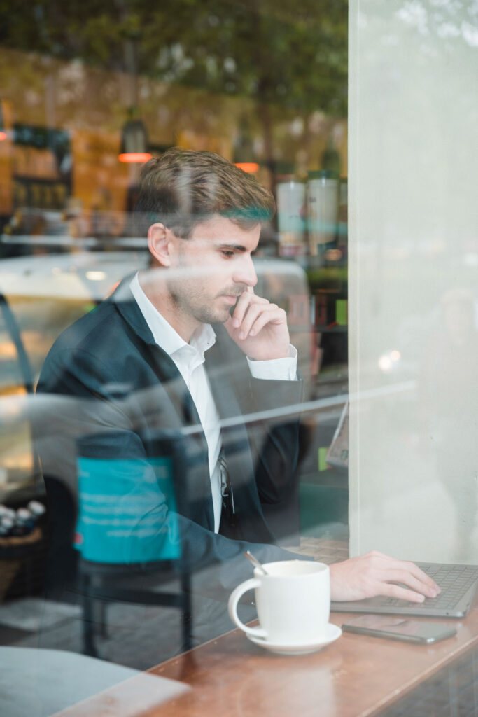 Virtual office Milano: foto di professionista al telefono con la sua segretaria virtuale