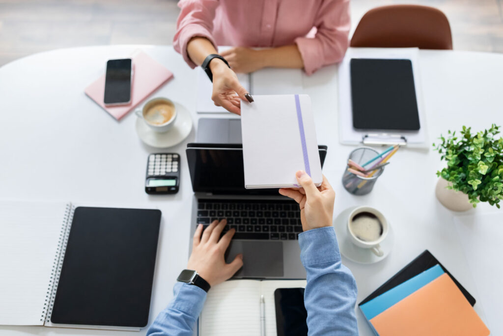 Foto di persone che lavorano in coworking a Milano