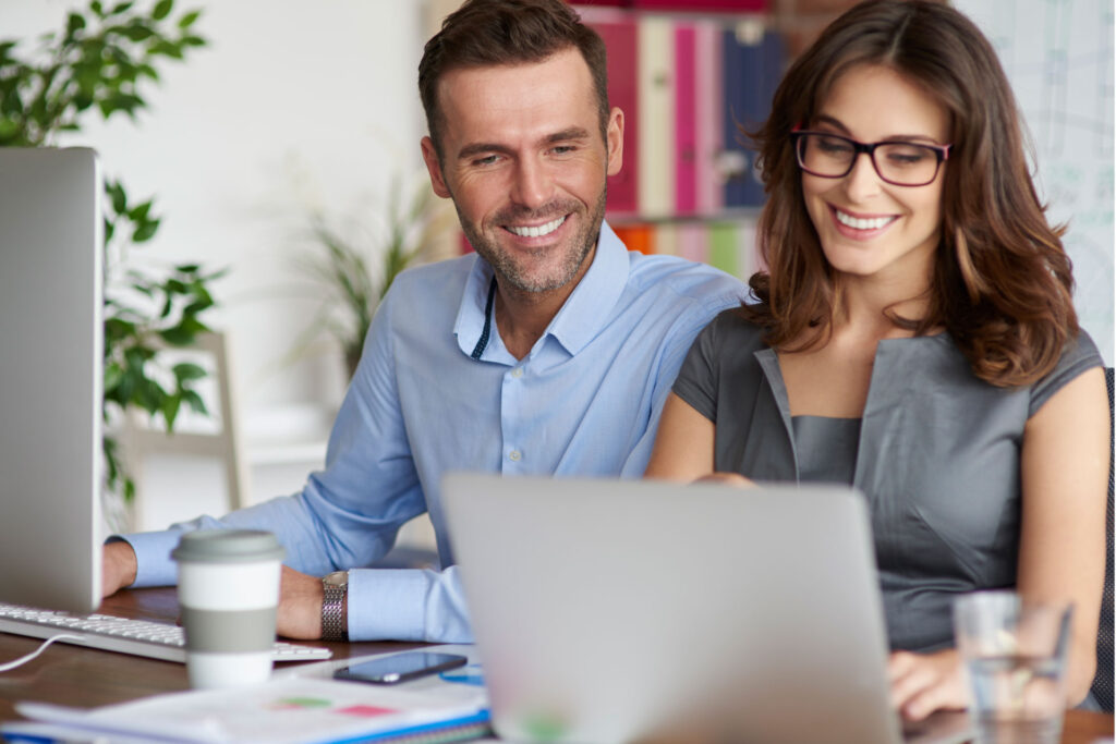 Foto di due persone che lavorano in day office Milano