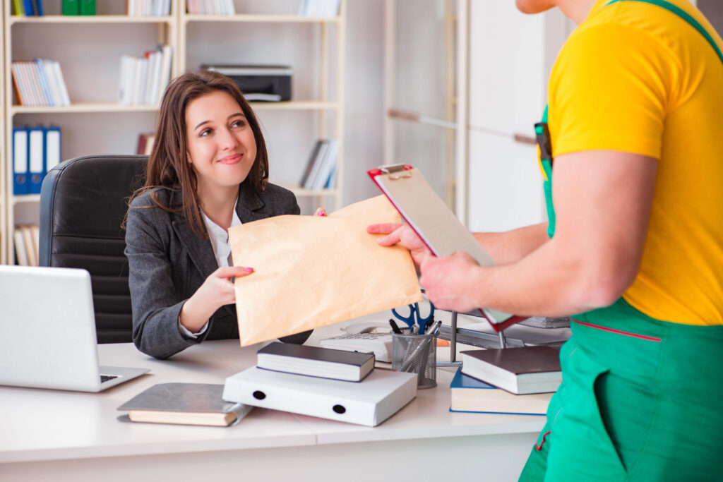 Foto di una receptionist che riceve la posta di un cliente dopo aver attivato i servizi di domiciliazione Milano