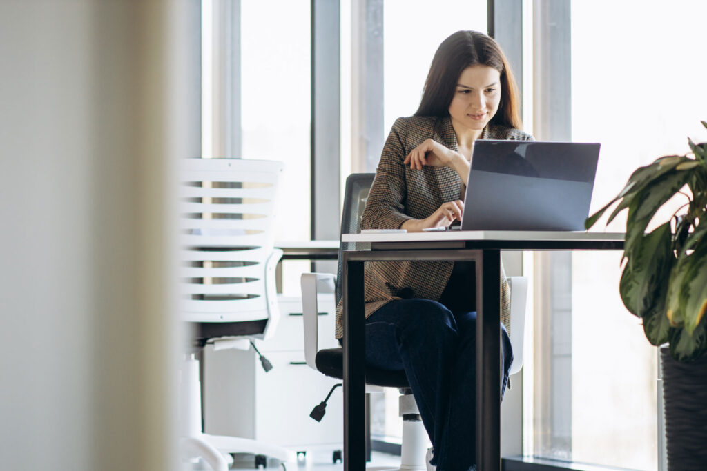 Foto di professionista al lavoro in un ufficio a ore