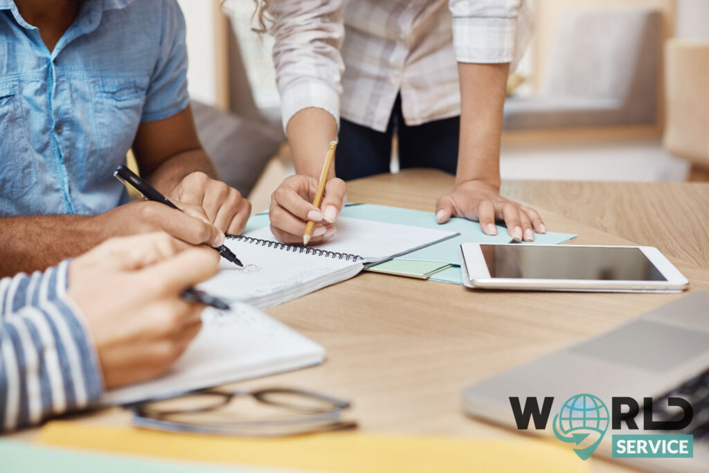 Foto di persone al lavoro in un coworking di Milano